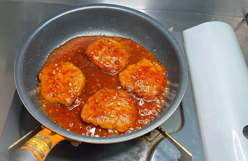 ハンバーグを煮込む