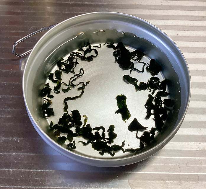 わかめを水で戻す