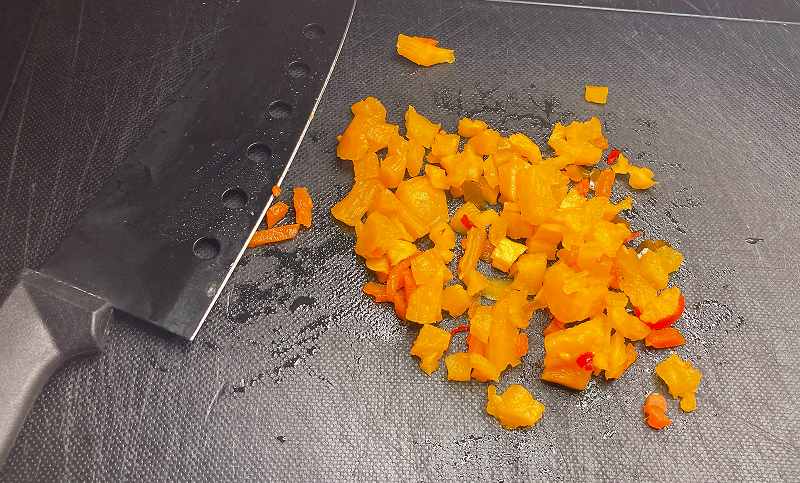 たくあんを刻む