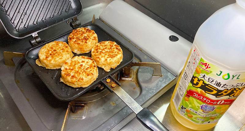 ミニお好み焼きを炒める。