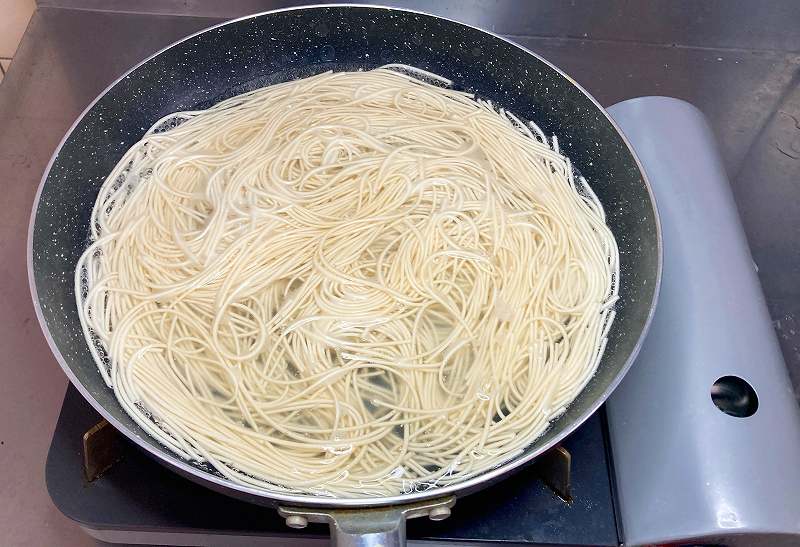 そうめんを茹でる