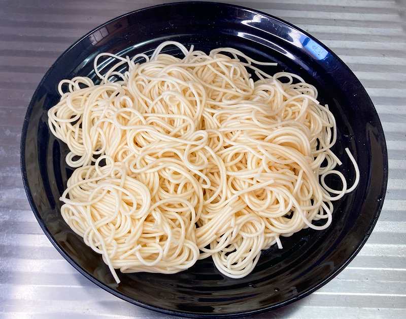 そうめんを皿に盛る