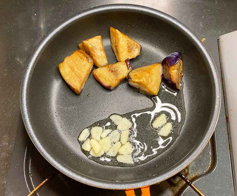 サラダ油とにんにく