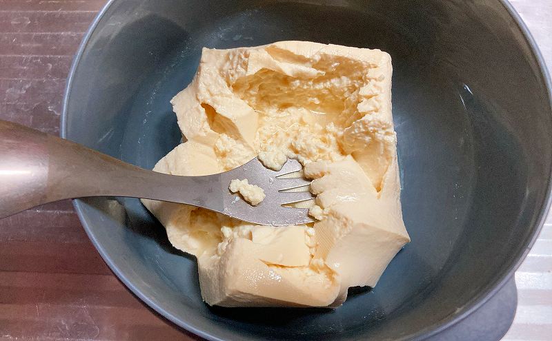 豆腐をつぶす