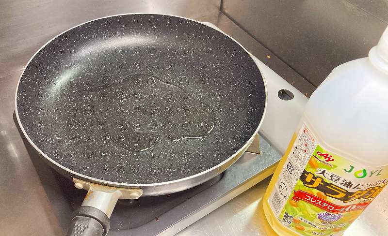 フライパンにサラダ油