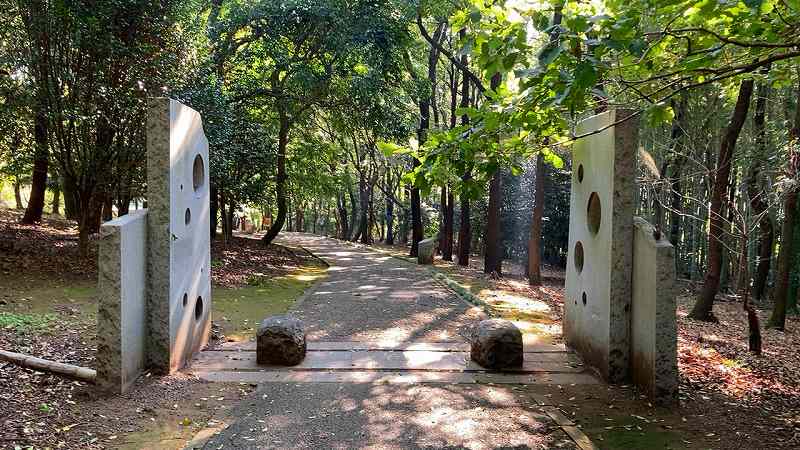 スタート直後の門柱