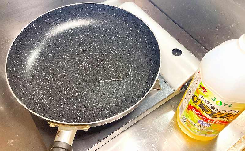 フライパンにサラダ油