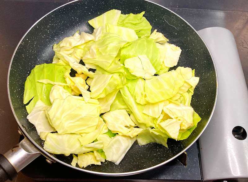 キャベツを炒める