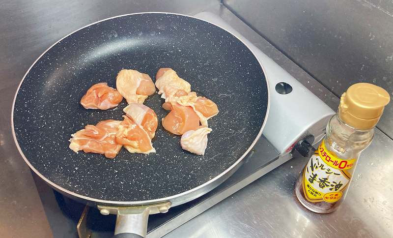 鶏肉を炒める