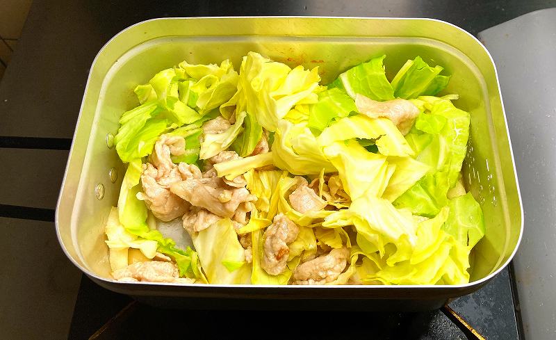 キャベツを炒める