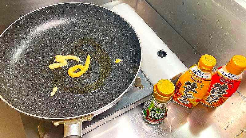 フライパンにごま油