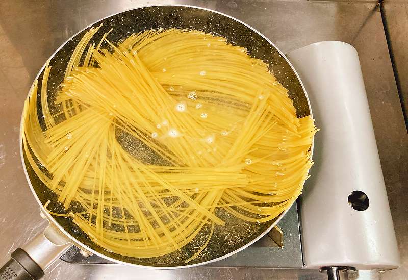 パスタを茹でる