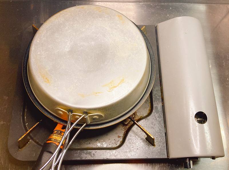 蓋をして煮込む