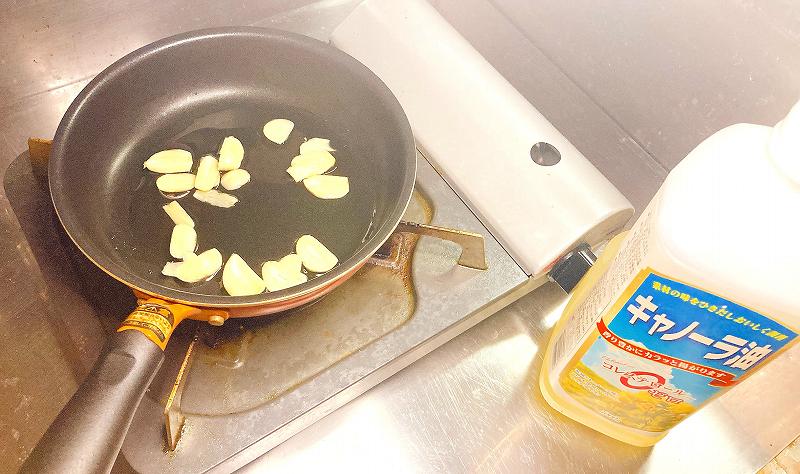 さらだ油を熱する