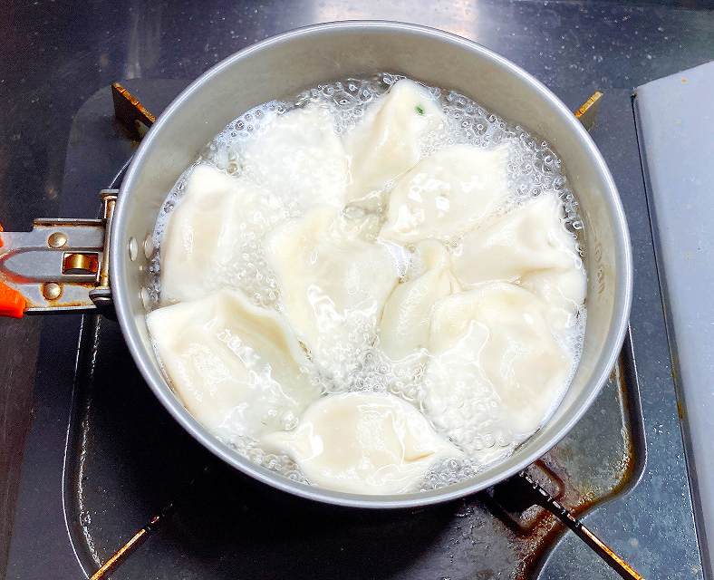 水餃子を茹でる