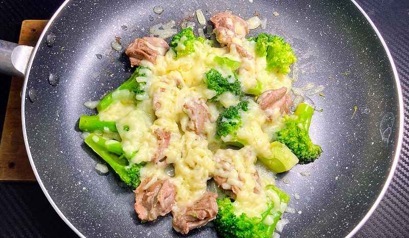 実食1、砂肝とブロッコリーのチーズアイキャッチ