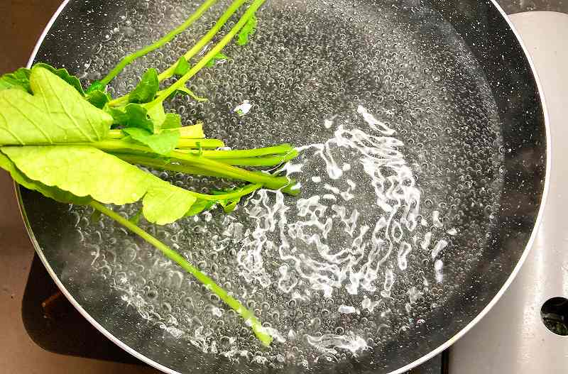 茎を茹でる