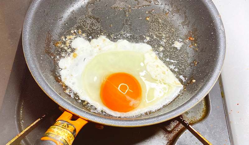 目玉焼きを作る