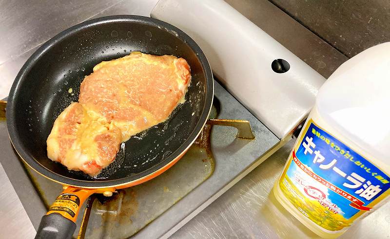 豚ロース肉を炒める