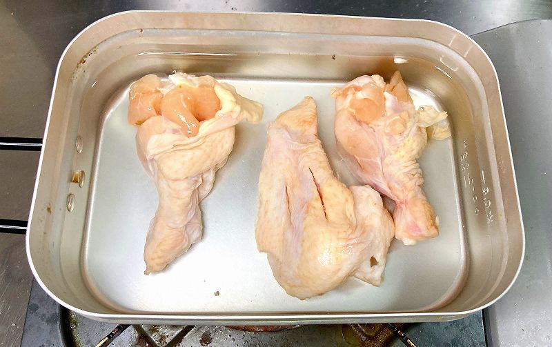 手羽元に熱を入れる