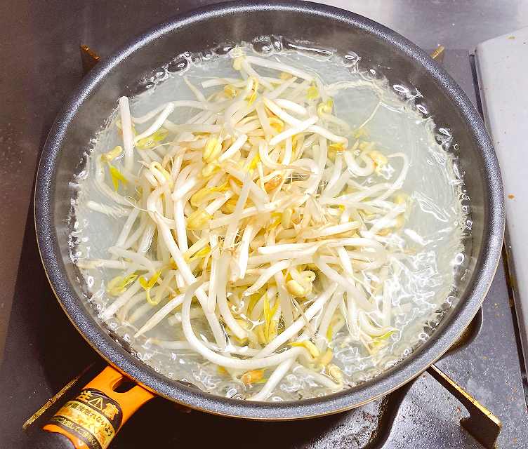 春雨ともやし茹でる