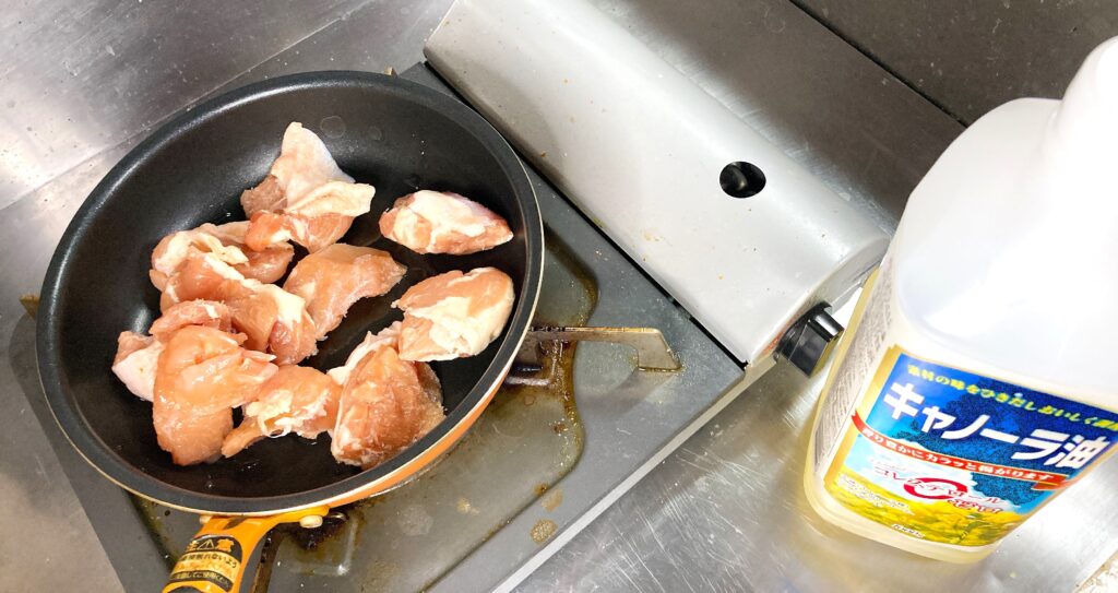 鶏モモを炒める