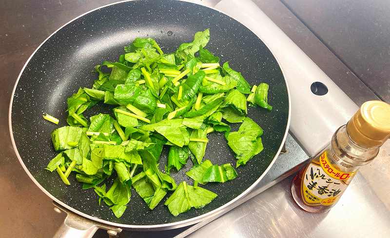小松菜を炒める