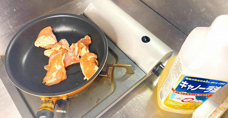 鶏もも肉を炒める