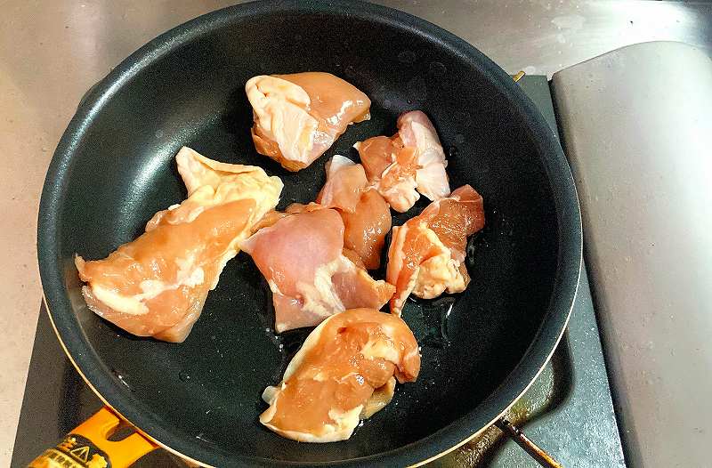 鶏もも肉を炒める２