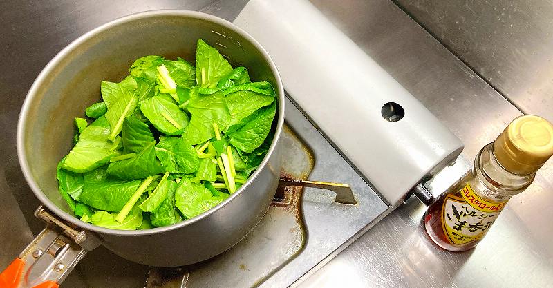 小松菜を炒める