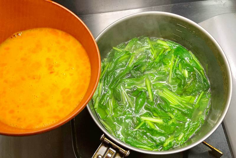 溶き卵を回し入れる