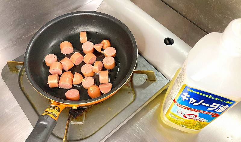 ウインナーを炒める
