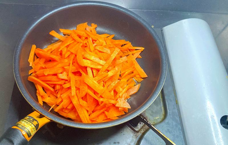 人参を炒める