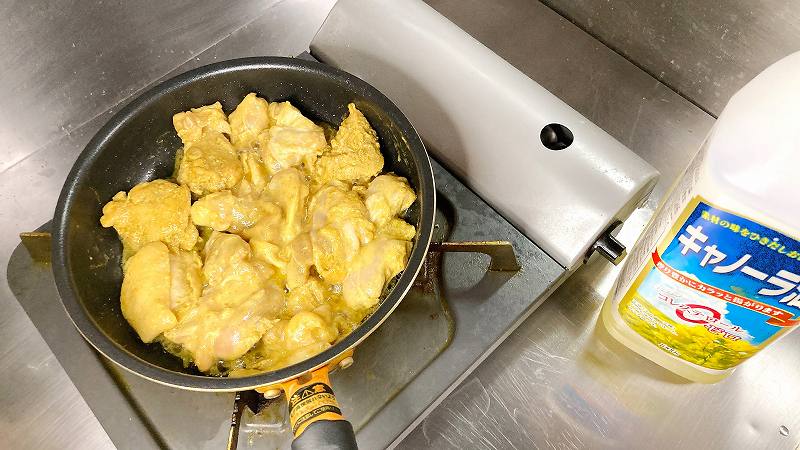 鶏もも肉を炒める