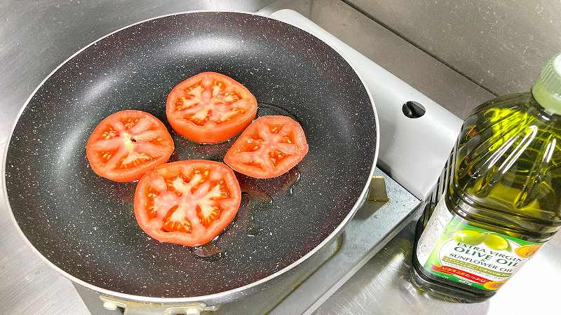 トマトを炒める