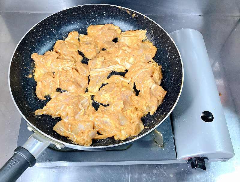 鶏肉を炒める。