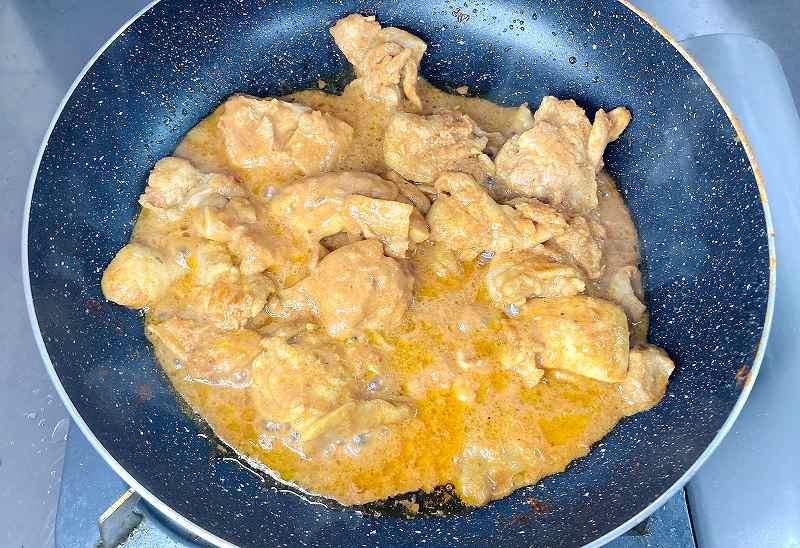 たれを戻して煮込む