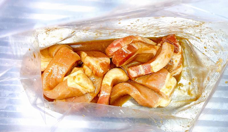 豚肉を漬け込む