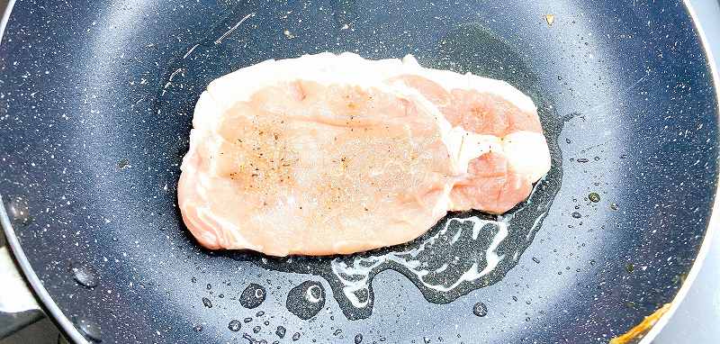 豚肉を炒める