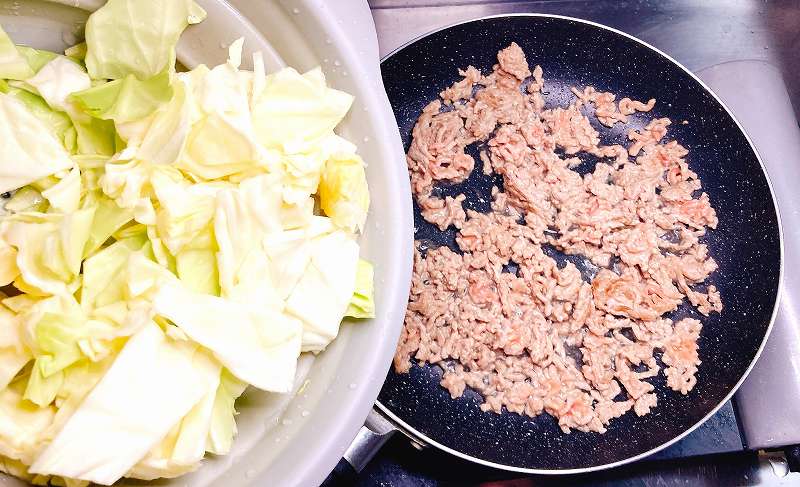 ひき肉を炒めてきゅべツイン
