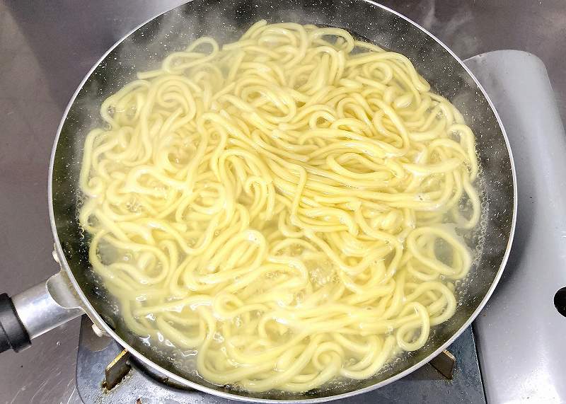 ちゃんぽん麺を茹でる