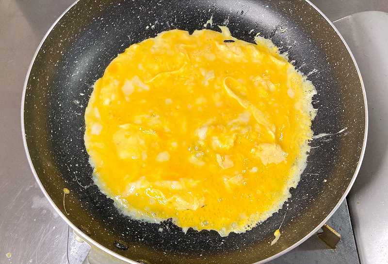 薄焼き卵を作る