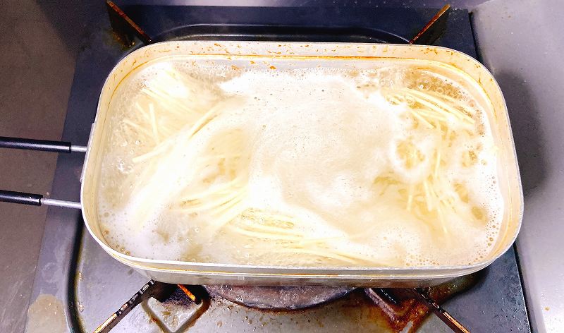 麺を茹でる