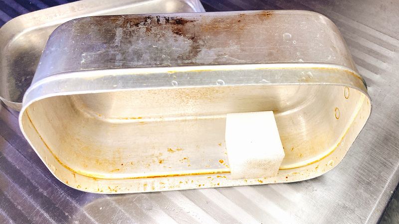 スポンジで擦る