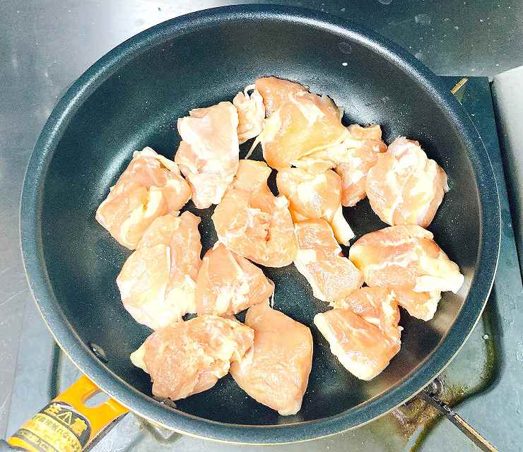 鶏肉を炒める
