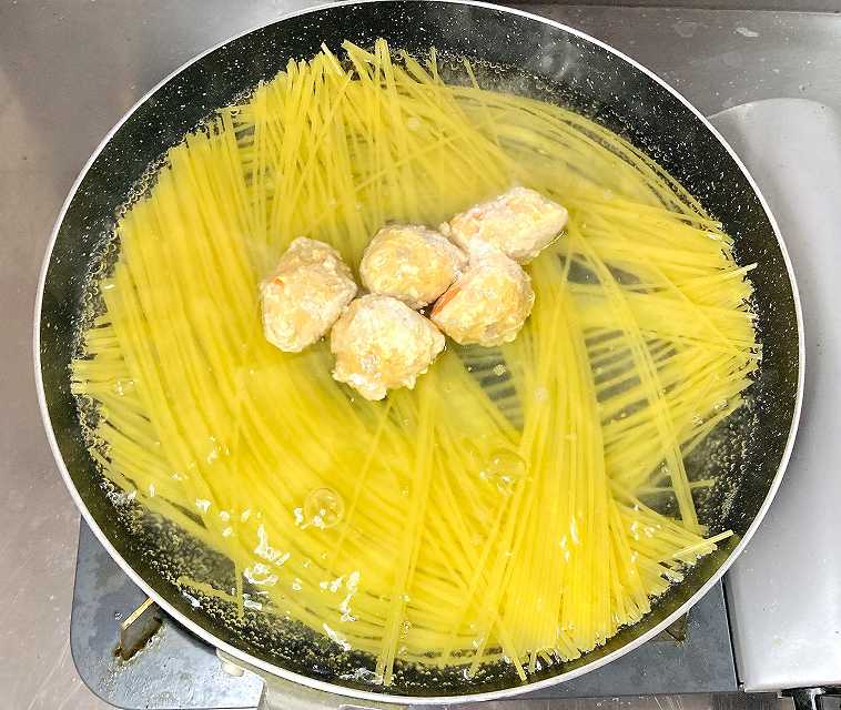 パスタとつくね団子を茹でる
