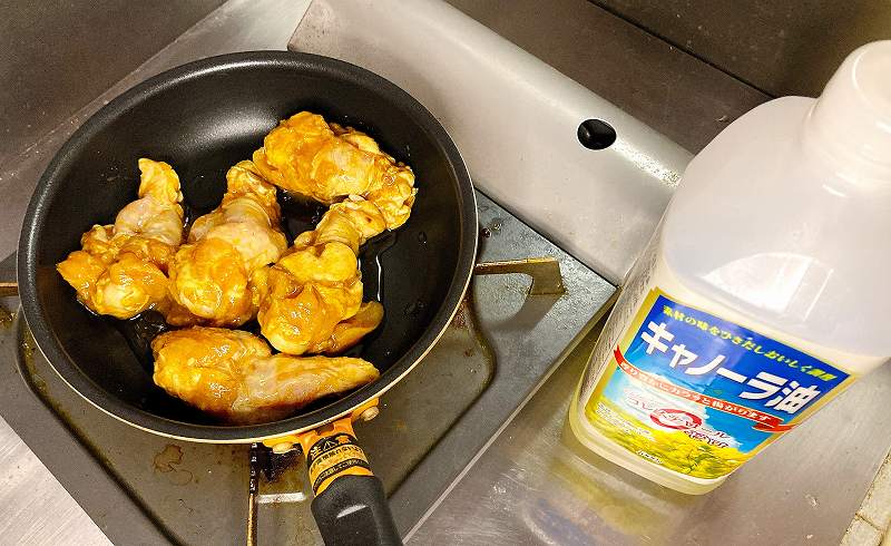 手羽元を炒める