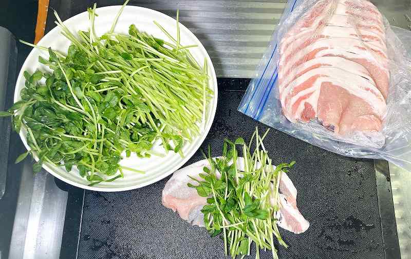 豚ロースで巻く