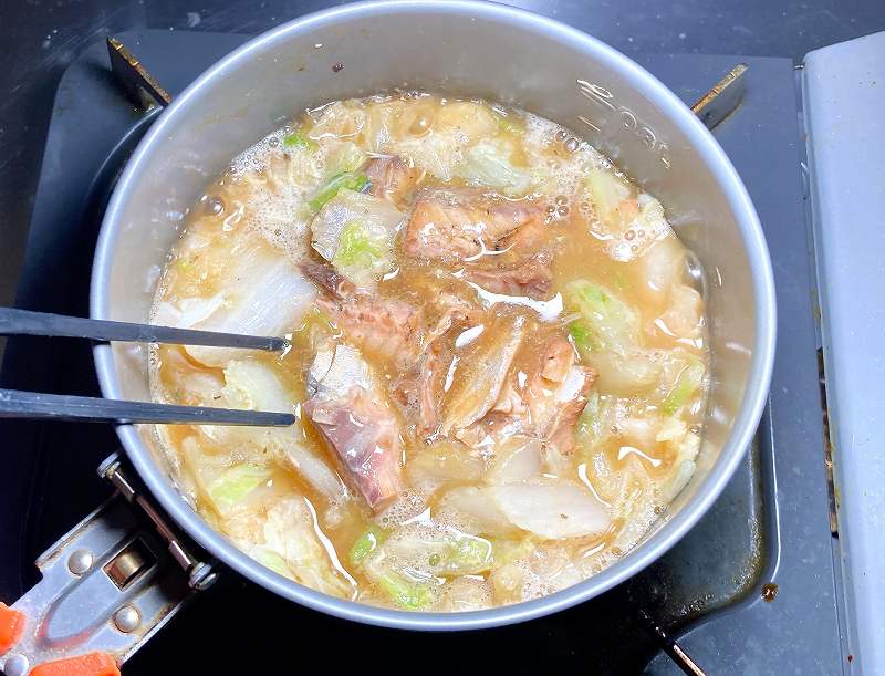 さばの身をほぐす