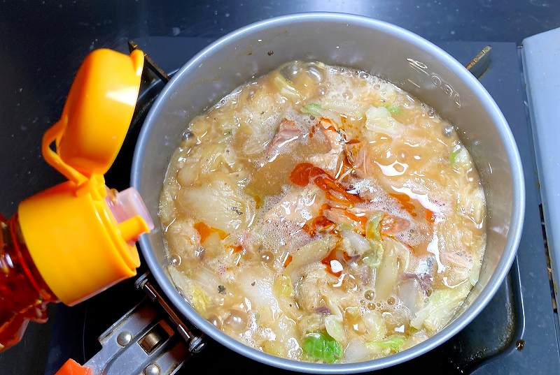 ラー油を垂らす